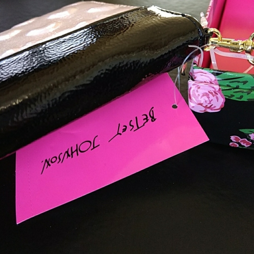 *** Betsey Johnson pink hearts wallet /wristlet - Picture 3 of 7